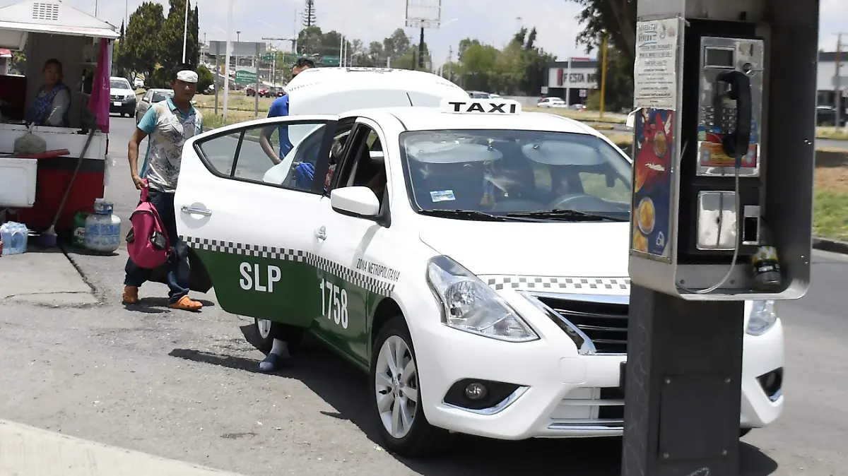 VIAJERO  VAJANDO DE TAXI 